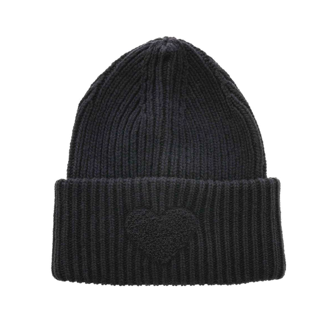 Grobstrick Beanie aus recyceltem Material mit Herz Patch